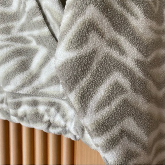 Aritzia tna zebra print polar fleece quarter zip white grey - Picture 3 of 8
